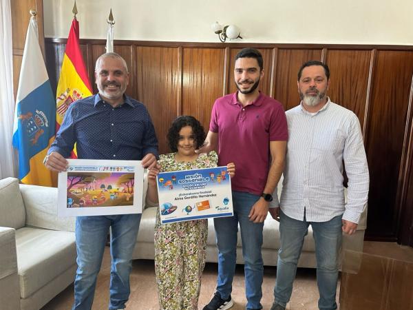 El alcalde de Guía entrega a Alma su premio como finalista del concurso de dibujo de Aqualia