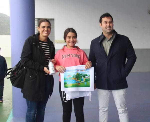 La concejala de Educación de Cártama entrega a Ainhoa Alcón su premio como finalista del Concurso Digital de Dibujo de Aqualia
