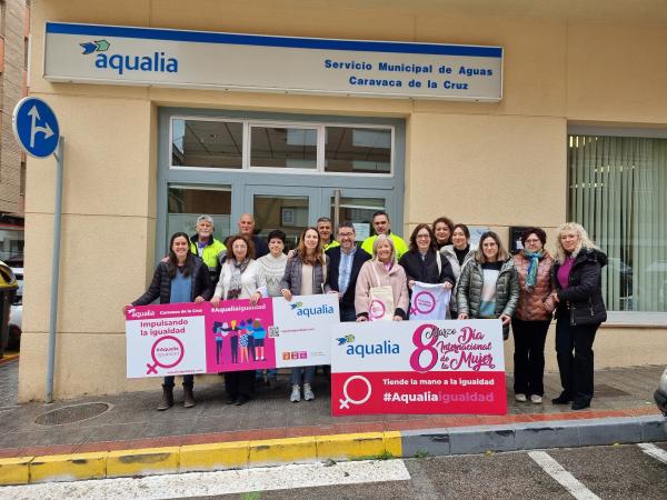 Aqualia y Ayuntamiento de Caravaca tienden la mano a la igualdad con motivo del 8M