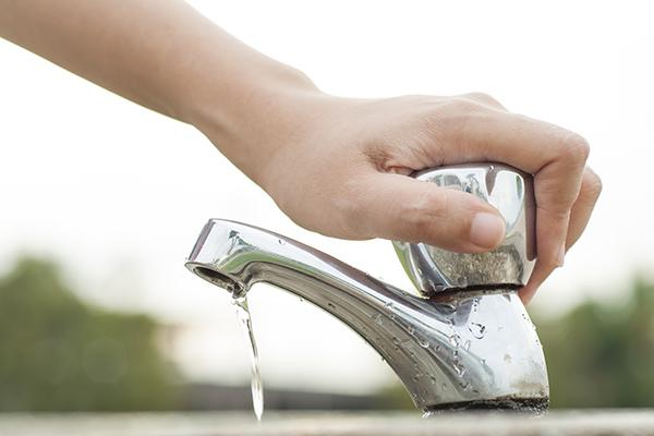 La tubería principal de abastecimiento de agua a Cártama sufre una avería provocada por el apagón y habrá que cortar el suministro esta noche para su arreglo mañana